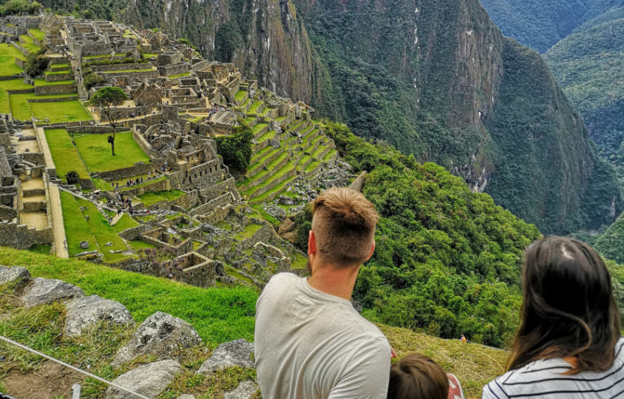 Machu Picchu Ruinen bsichtigen mit Familie