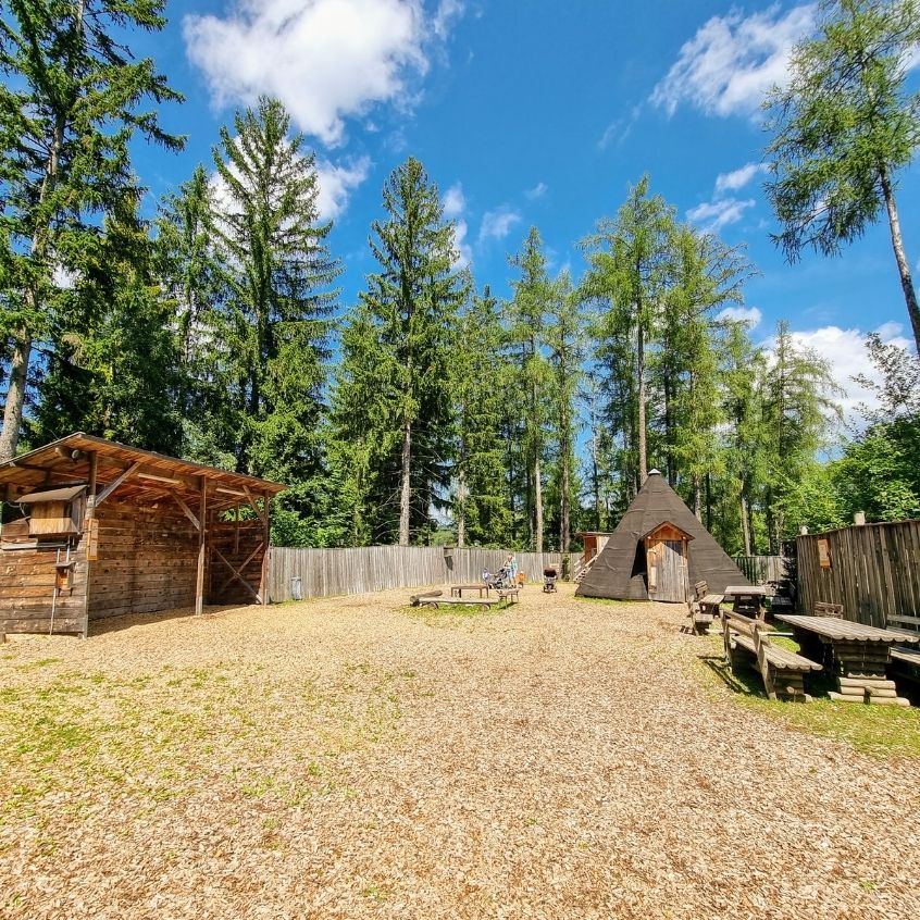 Waldwohnzimmer mit Feuerstelle und Tipi