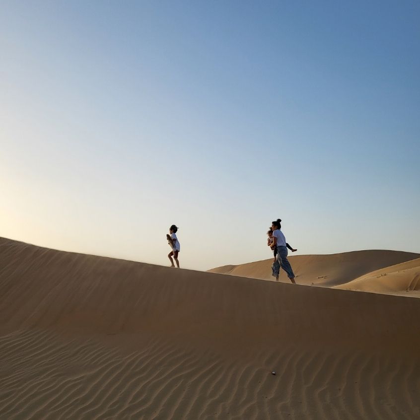 Sandboarding Abu Dhabi Herbstferien mit Kindern 