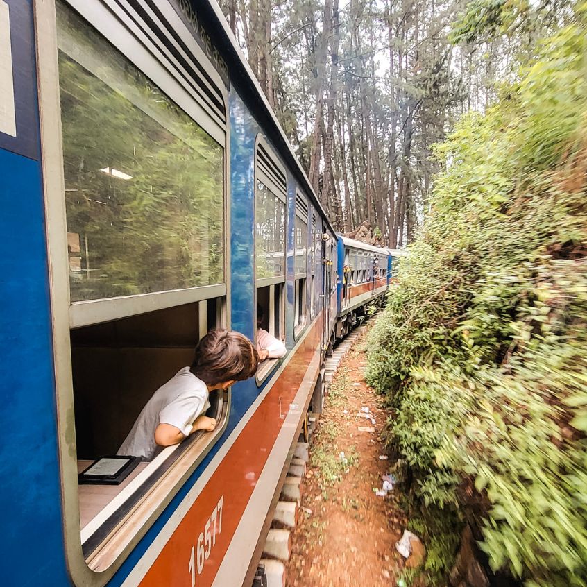 Kandy Zugfahrt mit Kleinkindern Familie Sri Lanka