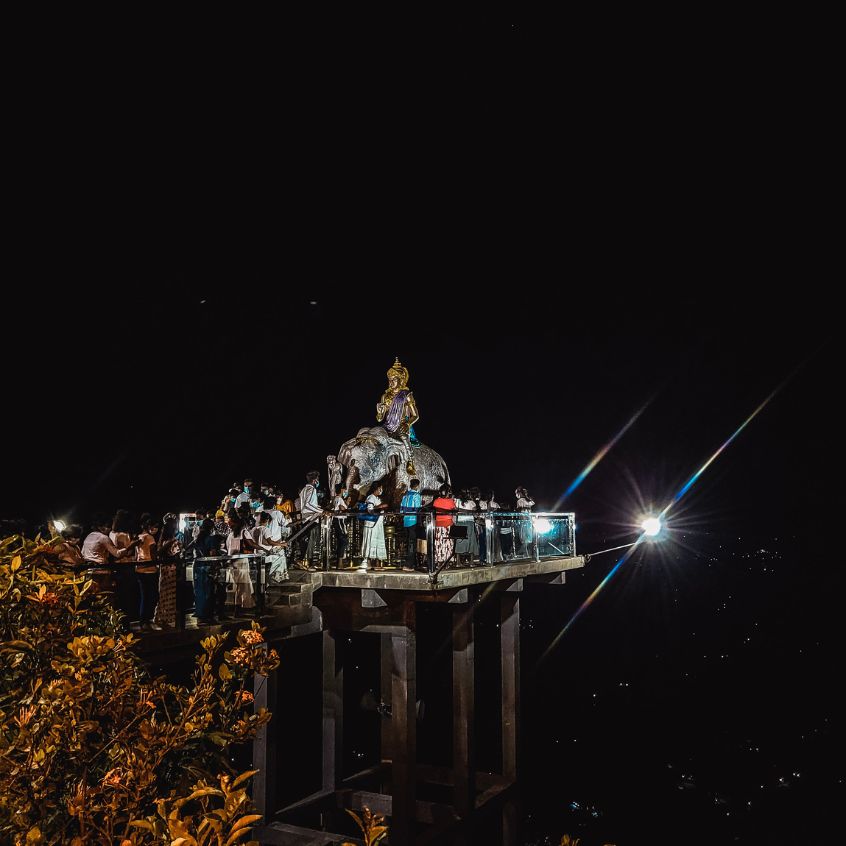 Nelligala Tempel Sri Lanka mit Kleinkindern