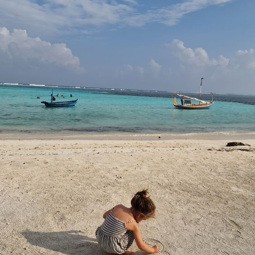 Malediven mit Kindern Strand Bikini Beach