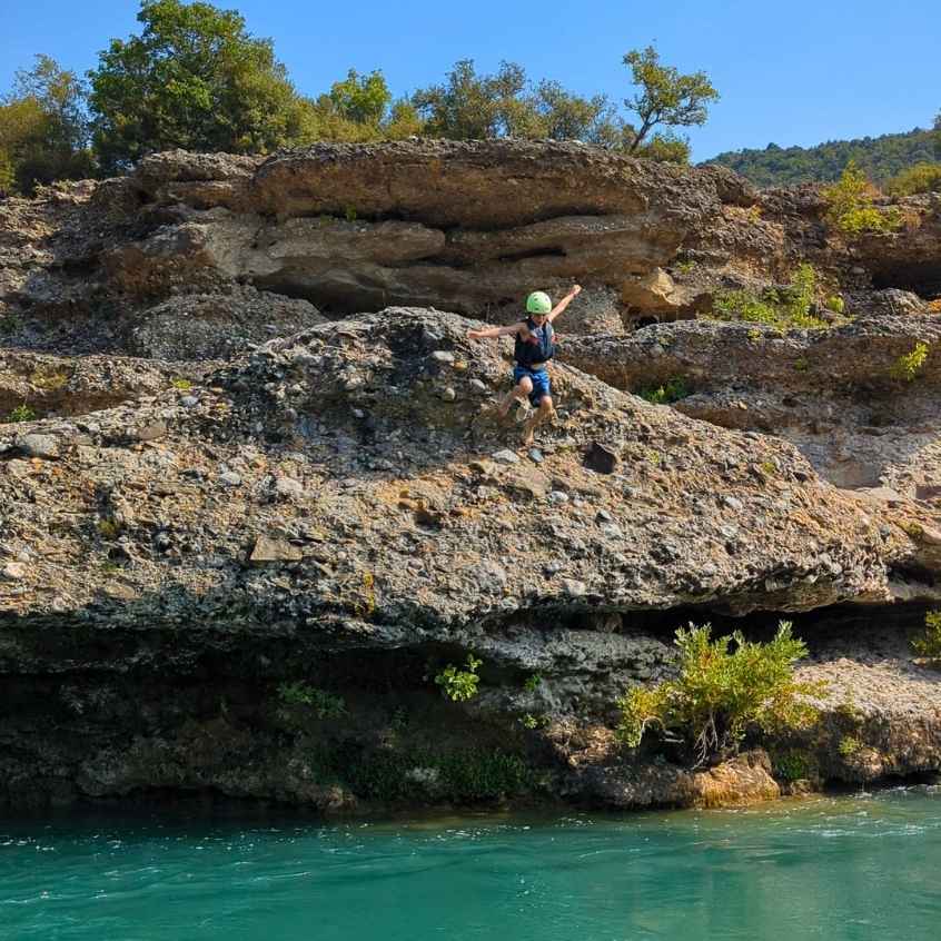 Albanien mit Kindern Përmet Rafting Sprung