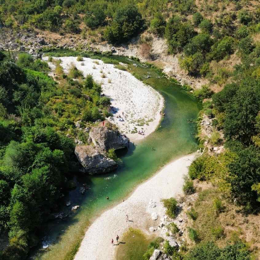 Albanien mit Kindern Tepelenë Beach Fluss