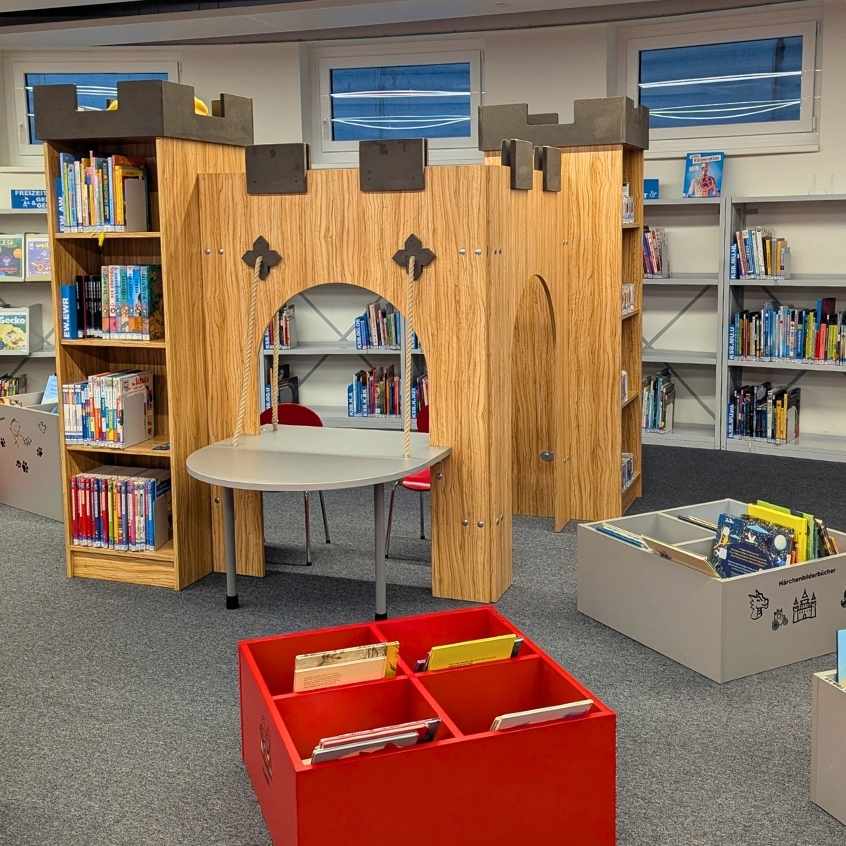 Wiener Neustadt mit Kindern Bücherei Bibliothek Burg