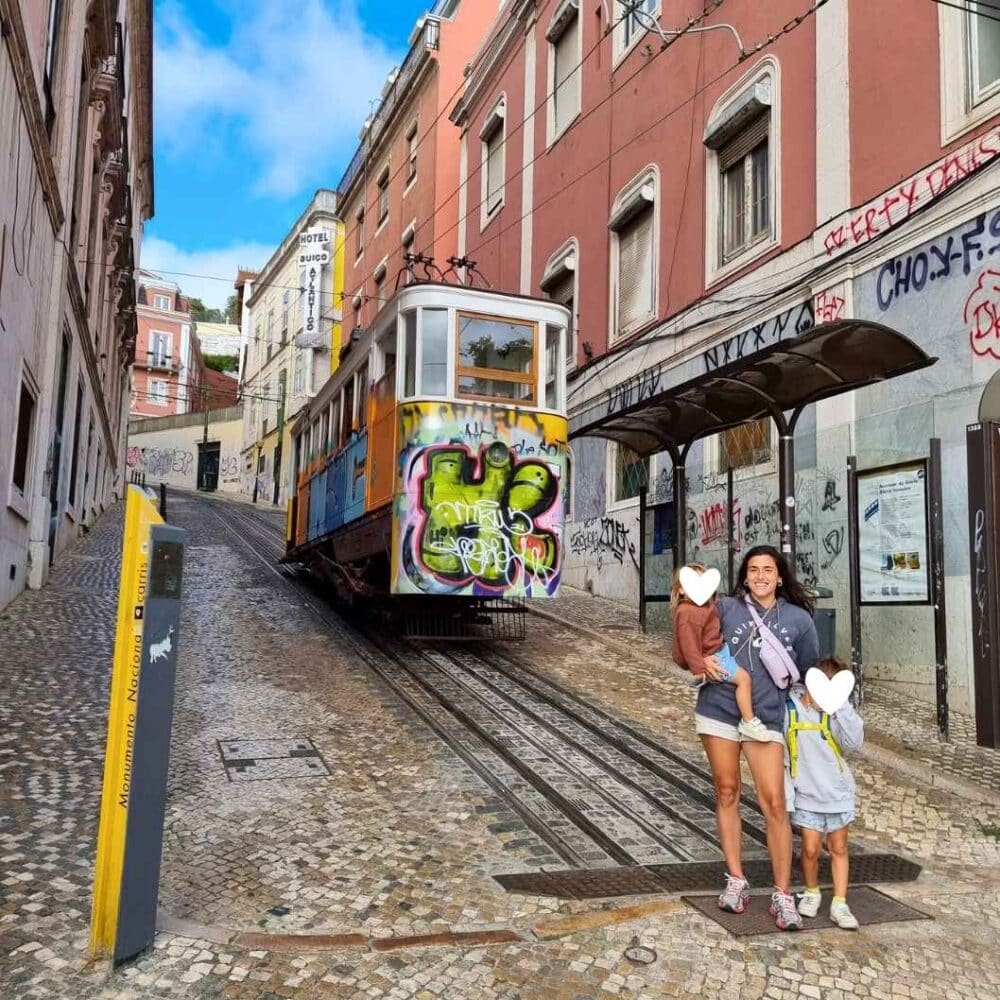 Lissabon mit Kindern Fahrt mit der Tram 28