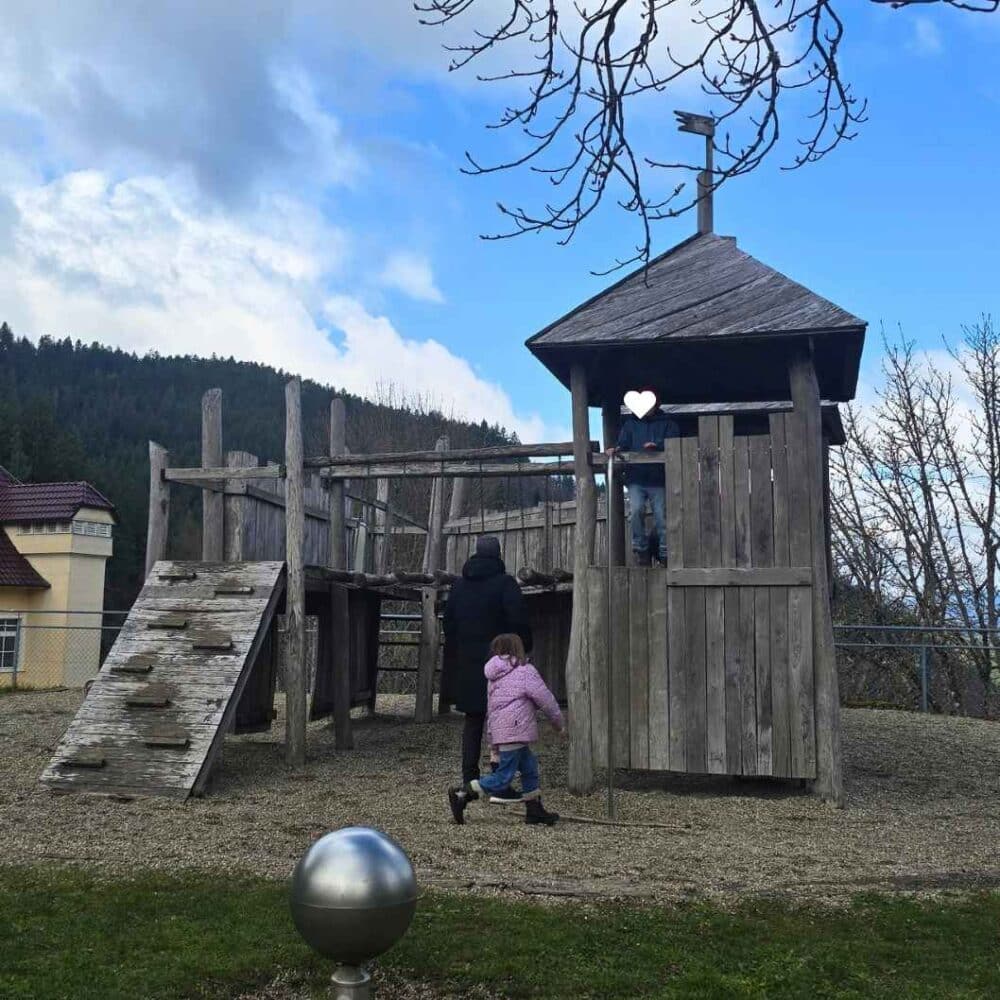 Burg Hornberg Spielplatz neben Schloss Restaurant