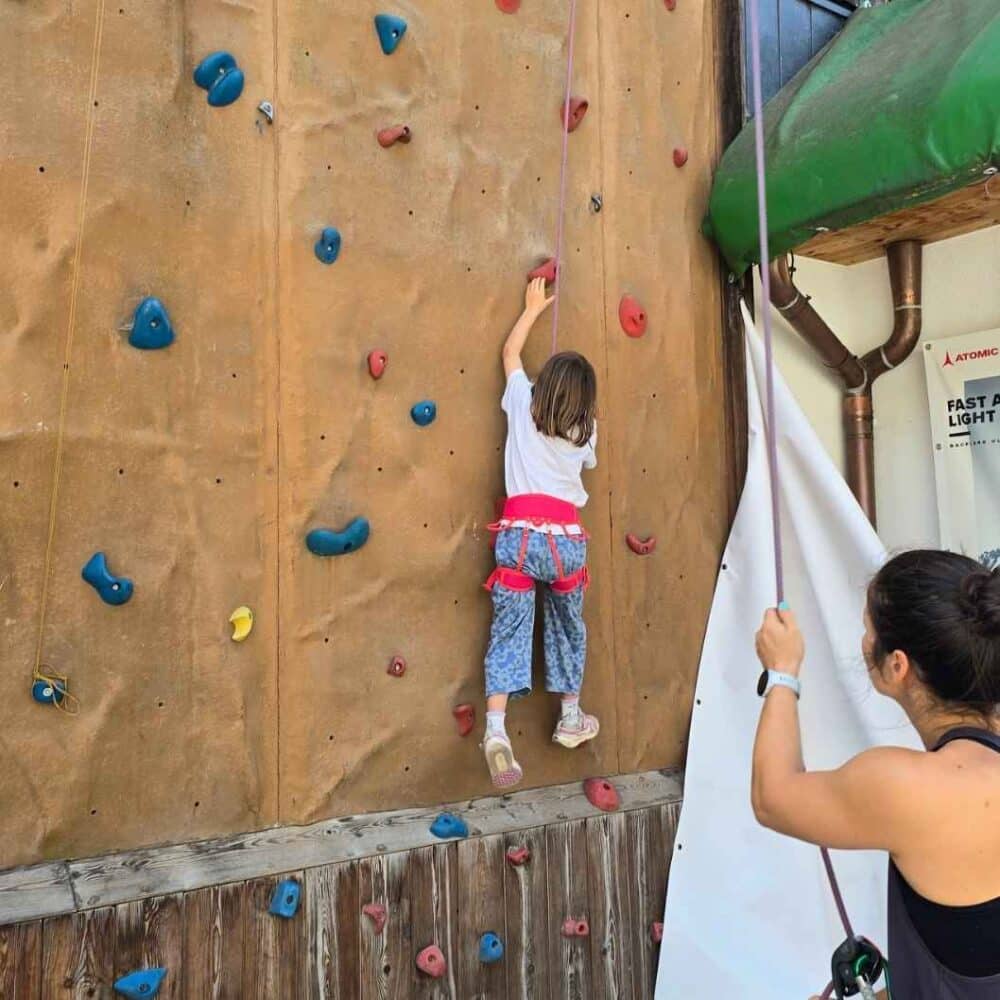 Klettern beim WIDI Sommerprogramm für Kinder