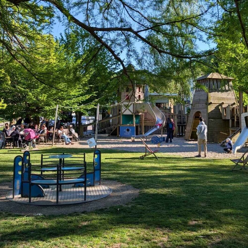 Lasko mit Kindern Spielplatz