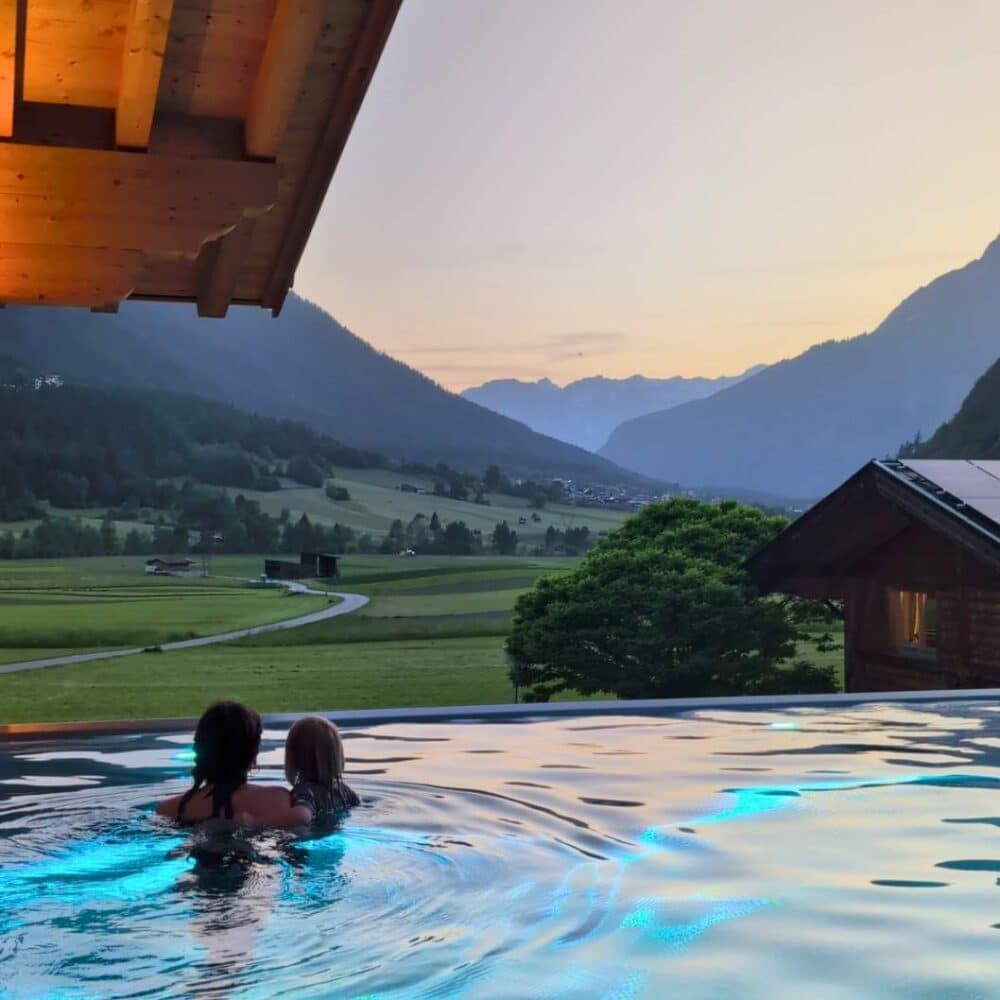 Sonnenuntergang im Infinity Pool Feelfree Nature Resort