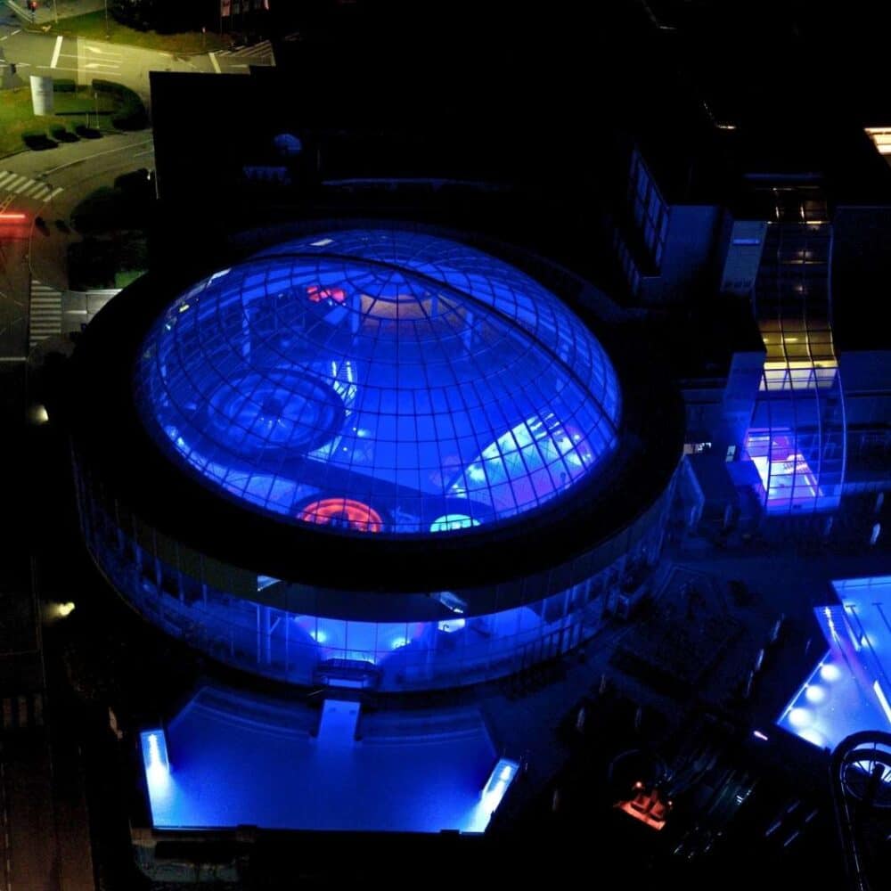 Therma Lasko Glaskuppel bei Nacht