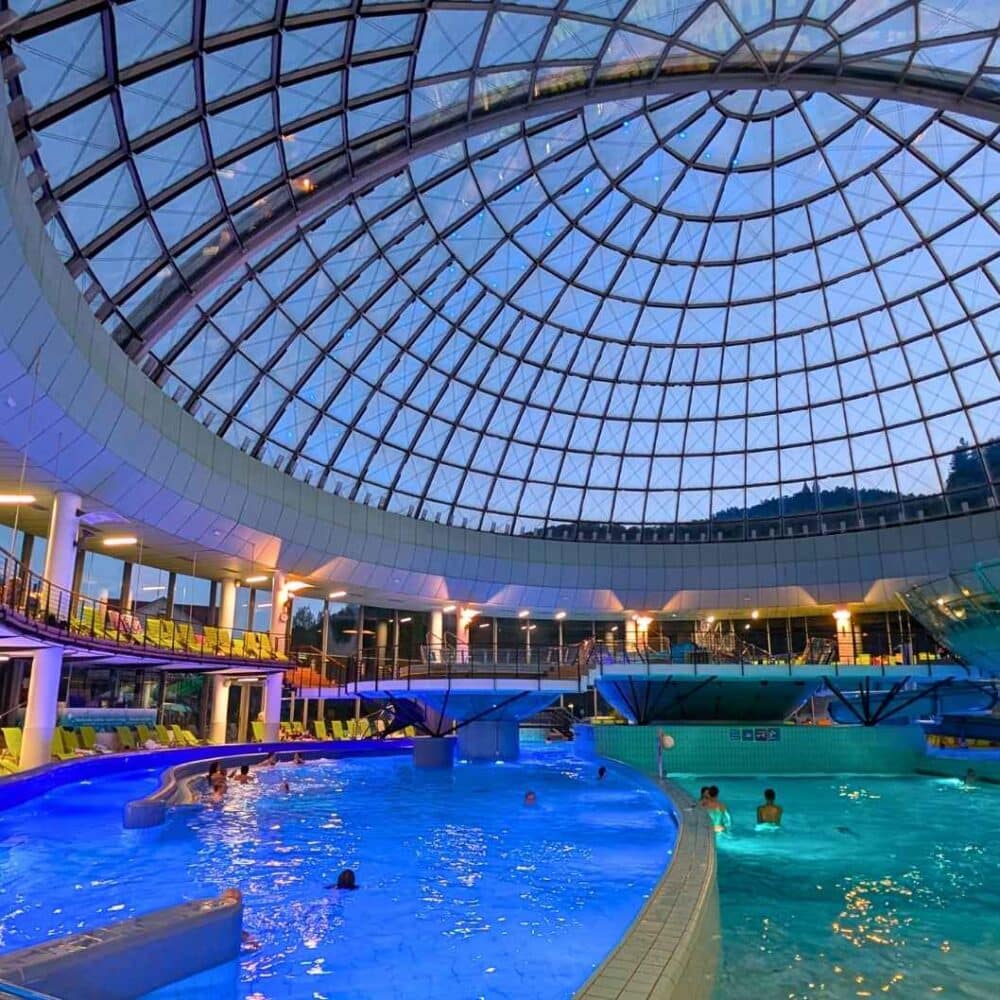 Therma Lasko Glaskuppel bei Nacht Indoor